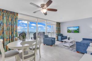 Χώρος καθιστικού στο Stunning Oceanfront Views w Pool - Atlantica Towers Condo