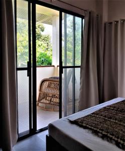 Uma cama ou camas num quarto em The Lazy Tiki