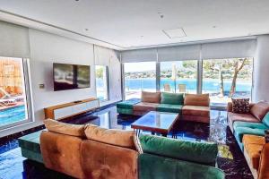 佩亚Coral Bay Beach Villa的带沙发和桌子的大客厅