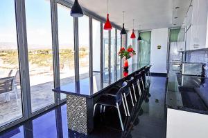 佩亚Coral Bay Beach Villa的一间有桌椅和窗户的餐厅