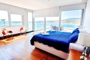 佩亚Coral Bay Beach Villa的一间配有大床和大窗户的卧室 更多38张照片