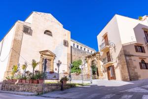 a building in a city with a blue sky at Centro storico Sciacca - Casa Di Pisa in Sciacca