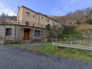 ヴァラッツェにあるVarazze Sea-Mountainの坂の上の家