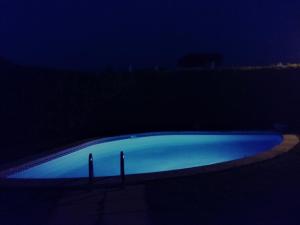 Bazén v ubytování Villa Lunas nebo v jeho okolí