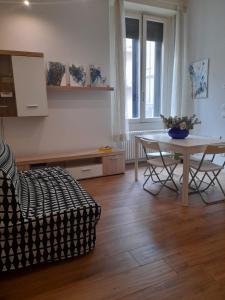 ein Wohnzimmer mit einem Tisch, einem Tisch und Stühlen in der Unterkunft Il nido di Aurora centro Firenze in Florenz
