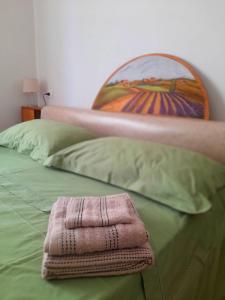 ein Bett mit einem Handtuch darüber in der Unterkunft Il nido di Aurora centro Firenze in Florenz