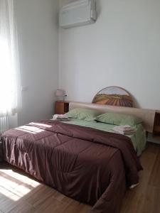 ein Schlafzimmer mit einem Bett mit einer braunen Decke in der Unterkunft Il nido di Aurora centro Firenze in Florenz