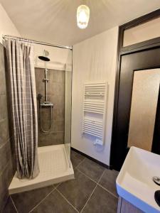 a bathroom with a shower and a sink at Appartement l'Insolite in Vernet-les-Bains