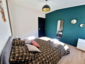 Un dormitorio con una cama grande con almohadas. en Appartement l'Insolite en Vernet-les-Bains