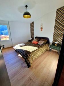 a bedroom with a bed in a room at Appartement l'Insolite in Vernet-les-Bains