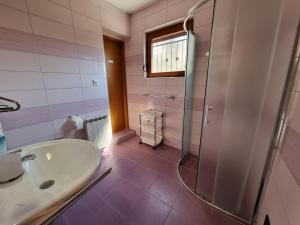 Koupelna v ubytování Apartments JASMINKA + 37 fotografií