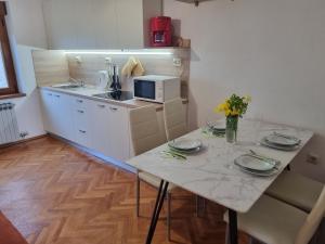 Kuchyň nebo kuchyňský kout v ubytování Apartments JASMINKA