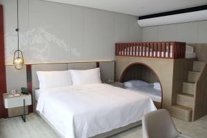 Postel nebo postele na pokoji v ubytování Ramada By Wyndham Xiangyang Xiangcheng
