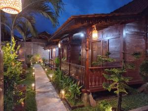 une maison avec des lumières devant elle la nuit dans l'établissement Wisma Andany, à Jepara