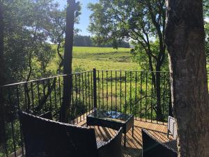 塞特爾的住宿－Willowbeck Lodge，树旁的围栏,有两把椅子和一张桌子