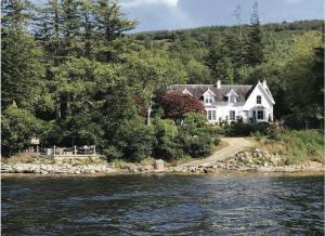 a white house on the banks of a river at Hazelbank, sleeps 10, on the shores of Loch Fyne in Cairndow