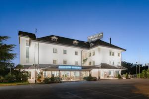 Un bâtiment blanc avec un panneau en haut dans l'établissement Mirabella Hotel, à Mirabella Eclano