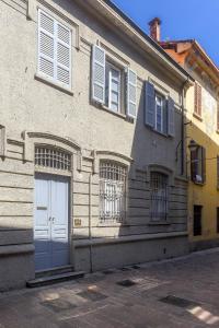 a building with a blue door and windows at Room 34 - The House Of Travelers in Como