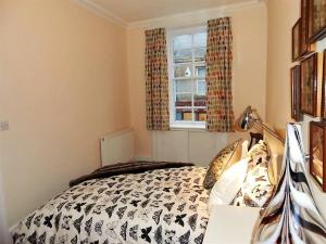 Schlafzimmer mit einem Bett und einem Fenster in der Unterkunft Montrose Apartment in Selkirk