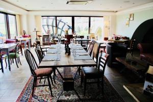 un comedor con una mesa larga y sillas en Old Mill Hotel & Lodge, en Bath