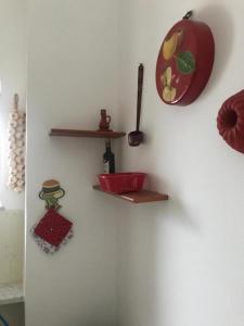 eine Wand mit zwei Regalen und einer Platte an der Wand in der Unterkunft Belvedere in Villa Greco in Tindari