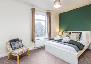 南安普敦的住宿－Relaxing Retreat Perfect For Longer Stays，卧室配有床、椅子和窗户。