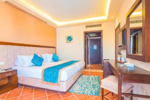 Ivy Cyrene Sharm Resort Adults Friendly Plus 13 في شرم الشيخ: غرفة في الفندق بها سرير ومكتب ومكتب
