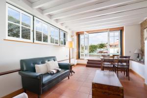 - un salon avec un canapé et une table dans l'établissement Casa de S. Paio - 3 bedroom villa w/ pool & garden, à Braga