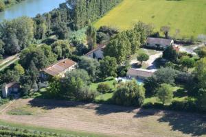 una vista aérea de una casa con árboles y un campo en Les Jasmins 8 pers Piscine commune calme et confort en Saint-Gilles
