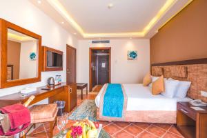 Ivy Cyrene Sharm Resort Adults Friendly Plus 13 في شرم الشيخ: غرفة في الفندق مع سرير ومكتب