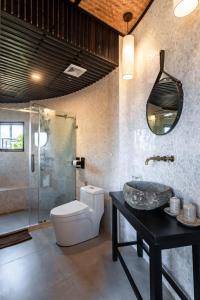 y baño con aseo, lavabo y ducha. en Sapa Farmstay, en Sa Pa