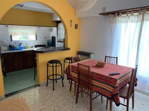 a kitchen and dining room with a table and chairs at Chalet para 4 in Miramar