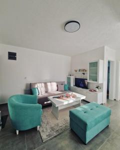 un salon avec un canapé et une table dans l'établissement Stan na dan - Brcko 1, à Brčko