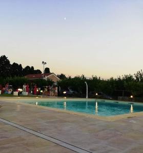 een groot zwembad met mensen eromheen bij Il Limoneto Rooms in Terme Vigliatore