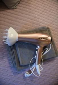 asciugacapelli seduto su un tavolo con una spazzola di Grace Apartment in Venice a Venezia