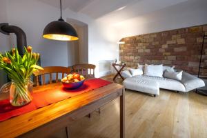 a living room with a table with a bowl of fruit on it at Romantische Ferienwohnung in Jugendstilvilla - Villa del Viento in Neustadt an der Weinstraße