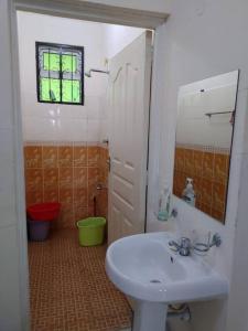 Vonios kambarys apgyvendinimo įstaigoje Apartment in Bamburi with a pool