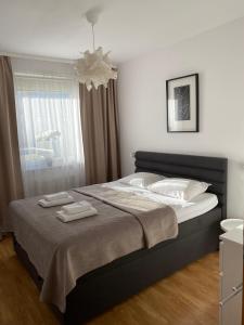 A bed or beds in a room at Apartament Trzech Stolic