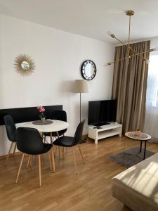 Televízia a/alebo spoločenská miestnosť v ubytovaní Apartament Trzech Stolic