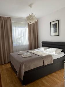 ゴジュフ・ヴィエルコポルスキにあるApartament Trzech Stolicのベッドルーム1室(ベッド1台、タオル2枚付)