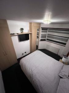 Een bed of bedden in een kamer bij 5- bed gem in Barnet short let luxury awaits