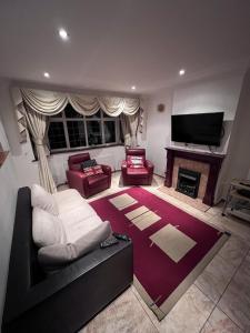 Seating area sa 5- bed gem in Barnet short let luxury awaits