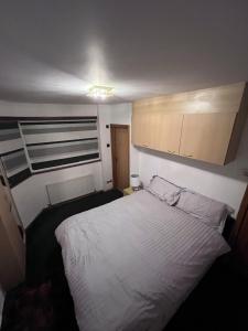 Een bed of bedden in een kamer bij 5- bed gem in Barnet short let luxury awaits