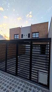 un balcón con una valla negra y un edificio en Complejo Turístico Miguel Cané en San Rafael