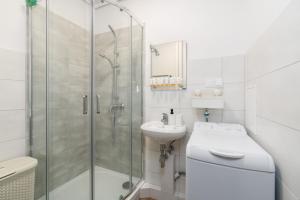波茲南的住宿－Dreamy Apartment Winiary Estate，带淋浴、卫生间和盥洗盆的浴室