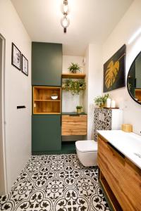 bagno con servizi igienici, lavandino e bancone di Apartament Leśny No 63 nad Zalewem z KOMINKIEM , GARAŻ w cenie a Kielce Altre 32 foto