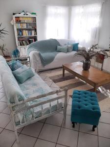 ein Wohnzimmer mit einem Bett und einem Tisch in der Unterkunft Tartaruga Marinha Guest House in Ubatuba