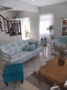 uma sala de estar com um sofá e uma mesa em Tartaruga Marinha Guest House em Ubatuba