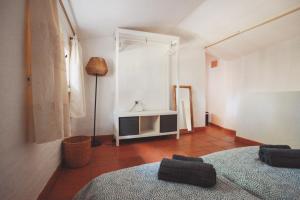 Zimmer mit 2 Betten und einer Lampe in der Unterkunft Casa di Giò in Pula