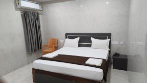 Postel nebo postele na pokoji v ubytování HOTEL DIVINE RAMESHWARAM